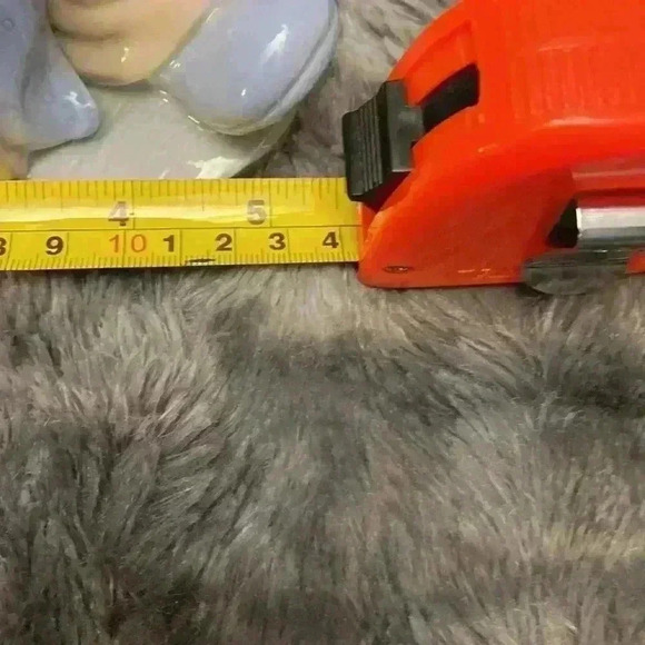 Porcelain figurine of a clown holding balloons, with a  dog sitting on a box - Picture 11 of 14